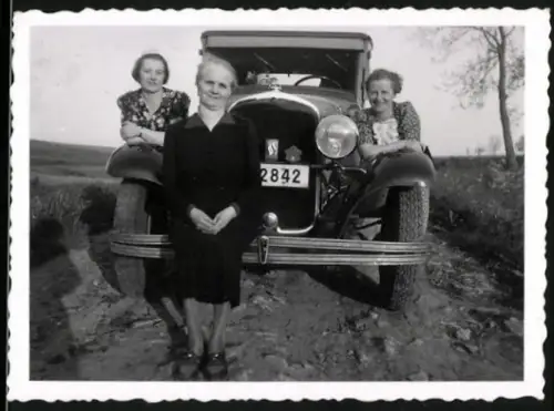 Fotografie Auto Limousine, Frauen posieren mit PKW