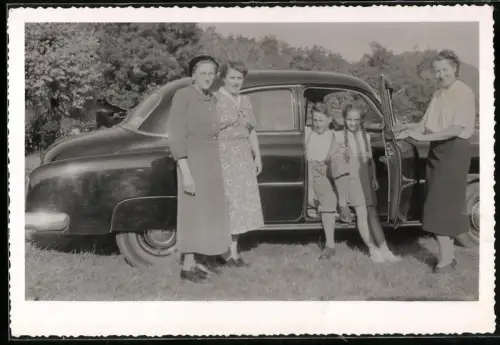 Fotografie unbekannter Fotograf, Ansicht Wien, Rohrerwiese, Auto Chevrolet, Mädchen mit Zöpfen im PKW