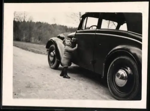Fotografie Auto DKW, Knabe steigt in PKW ein