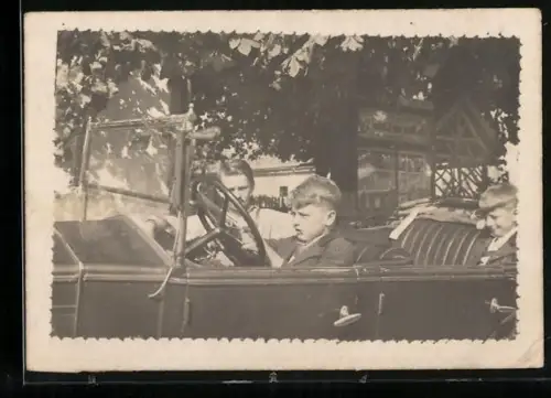 Fotografie Auto Cabriolet, Knabe am Steuer des Cabrio's