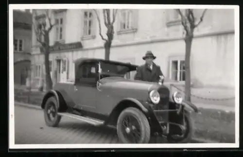 Fotografie Auto Cabrio Roadster, Herr im Anzug nebst PKW