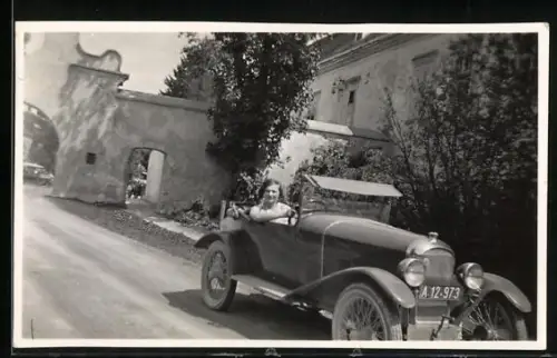 Fotografie Auto Cabrio Roadster, Frau im Sportwagen mit Kennzeichen Österreich