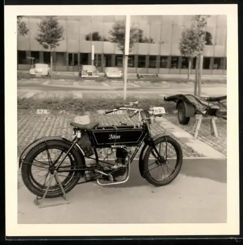 Fotografie Motorrad Adler, Krad auf einem Parkplatz, Auto Porsche im Hintergrund