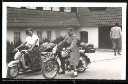 Fotografie Motorrad Puch, Hausfrauen auf Krad mit Kennzeichen Österreich sitzend