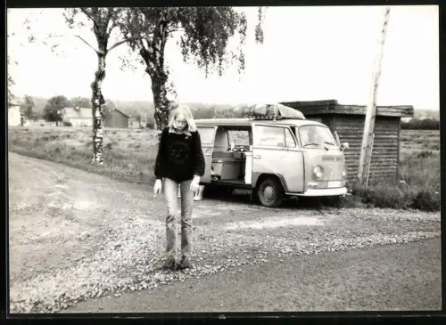 Fotografie Auto Volkswagen VW Bulli T2 Camper mit Kennzeichen Braunschweig, Blondine neben Bulli