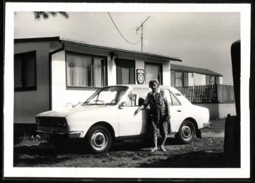 Fotografie Auto Skoda S100, Grossmutter nebst Limousine