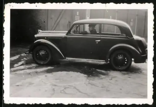 Fotografie Auto Opel 6, PKW auf einem Garagenhof
