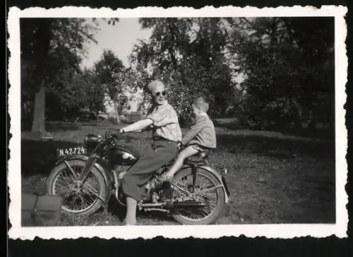 Fotografie Motorrad, Vater & Sohn auf Krad sitzend, Kennzeichen Österreich