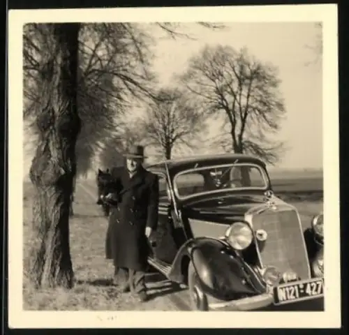 Fotografie Auto Mercedes Benz, Fahrer mit Hund auf einer Landstrasse 1952