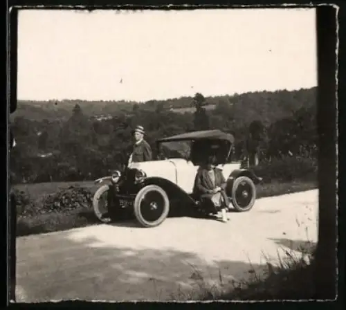 Fotografie Auto Cabriolet, Paar macht Rast am PKW