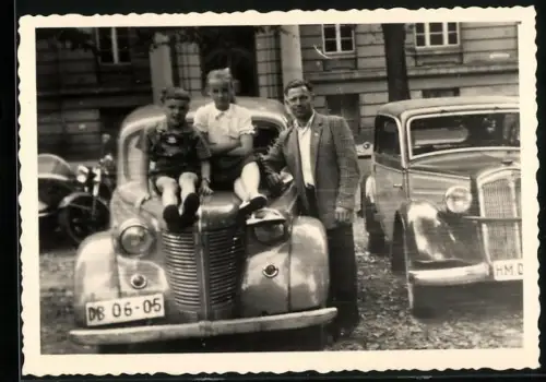 Fotografie Auto Moskwitsch 400 & GAZ M1, Kinder auf Motorhaube sitzend