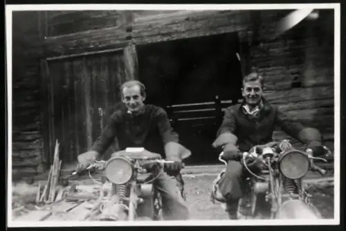 Fotografie Motorrad, junge Männer auf Krad sitzend