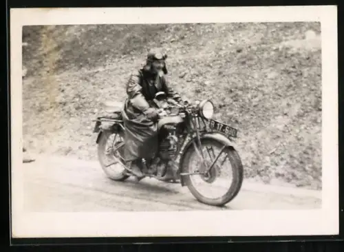 Fotografie Motorrad Puch, Kradfahrer mit Haube, Schutzbrille & Mantel im Gesäuse