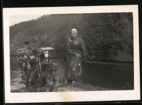 Fotografie Motorrad Puch, Frau mit Haube und Schutzbrille