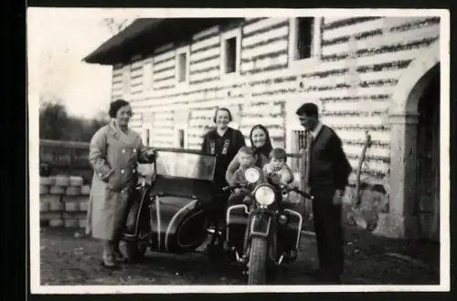 Fotografie Motorrad BMW mit Seitenwagen, stolze Familie mit Gespann
