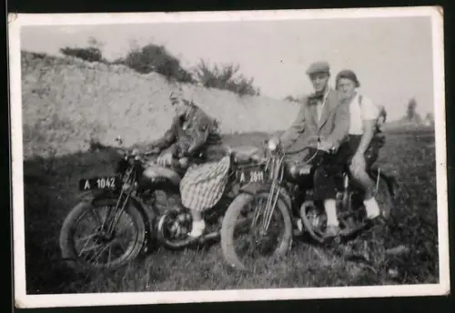 Fotografie Motorrad Puch, Bursche und junge Frauen auf Krad mit Kennzeichen Österreich