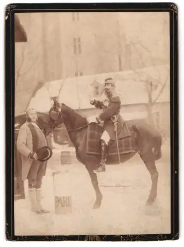 Fotografie A. Fuber, Wien, Mann als Napoleon III. in Uniform zu Pferde mit seinem bedienstetem