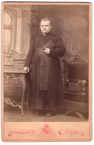 Fotografie P. Schneider, Essen, Geistlicher / Bischof im Ornat mit Bibel in der Hand