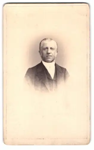 Fotografie R. Gregor, Herrnhut, Bischof Gustav Müller im Anzug mit Collar