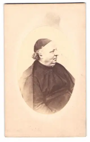 Fotografie Fotograf und Ort unbekannt, Portrait Pater Bok im Talar