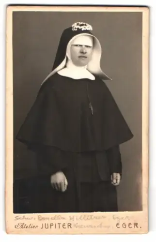 Fotografie Jupiter, Eger, Hillitzer Kreuzschwester Marie Ernella im Ornat