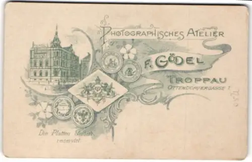 Fotografie F. Gödel, Troppau, Ottendorfergasse 1, Ansicht Troppau, Blick auf das Ateler nebst kgl Wappen mit Monogramm
