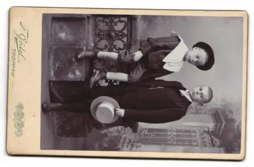 Fotografie F. Gödel, Troppau, Ottendorfergasse 1, Ansicht Troppau, Blick auf das Ateler nebst kgl Wappen mit Monogramm