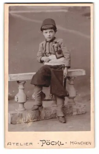 Fotografie Pöckl, München, junger Knabe als Zuave in Uniform mit Fes