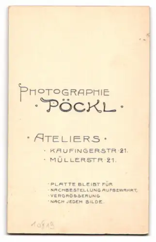 Fotografie Pöckl, München, junger Knabe als Zuave in Uniform mit Fes