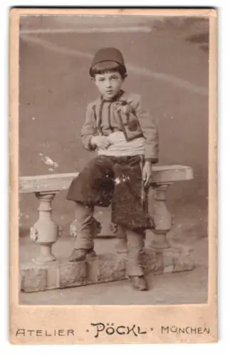 Fotografie Pöckl, München, junger Knabe im Kostüm als Zuave mit Fes