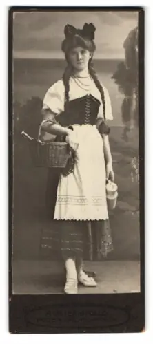 Fotografie Atelier Apollo, Posen, junge Frau zum Fasching als Rotkäppchen mit langen Zöpfen und Gabenkorb