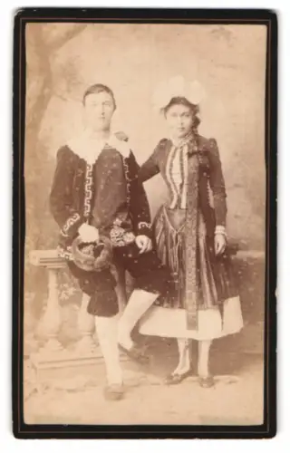 Fotografie W. Singer, Waldkirch, junges Paar zum Fasching in historischen Kostümen
