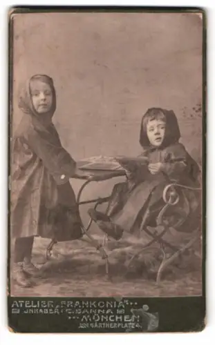 Fotografie Atelier Frankonia, München, junge Knaben Karl & August Werber als Münchner Kindl zum FAsching