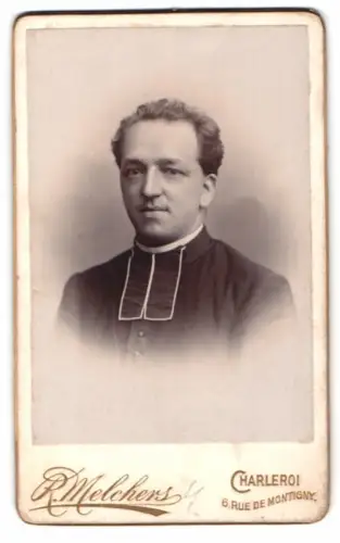 Fotografie R. Melchers, Charleroi, belgischer Pastor im Talar mit Beffchen