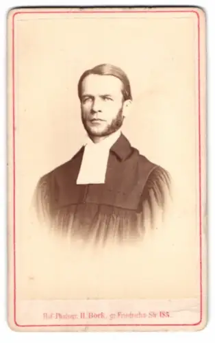 Fotografie H. Bock, Berlin, Portrait Pastor Kögel im Talar