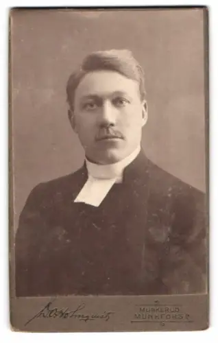 Fotografie D. O. Holmquist, Munkerud, schwedischer Pastor im Talar mit Beffchen