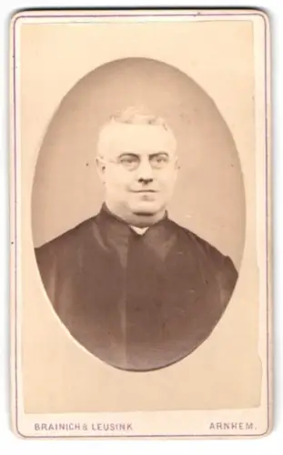 Fotografie Brainich & Leusink, Arnhem, niederländischer Pastor mit Brille