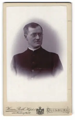 Fotografie Herm. Roth, Duisburg, Pfarrer im Talar mit Kollar