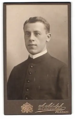 Fotografie A. Adolph, Passau, junger Pastor im Talar mit Kollar