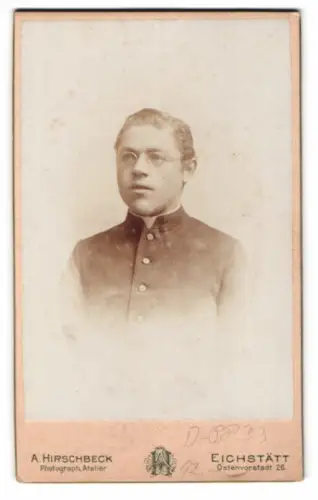 Fotografie A. Hirschbeck, Eichstätt, junger Pastor mit Brille