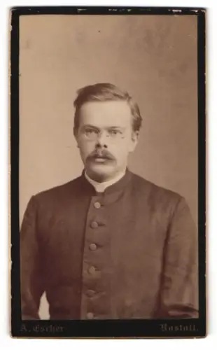 Fotografie A. Escher, Rastatt, Geistlicher Pastor mit Brille und Kollar