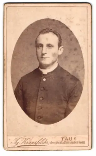 Fotografie Tg. Kranzfelder, Taus, junger böhmischer Pastor im Talar mit Kollar