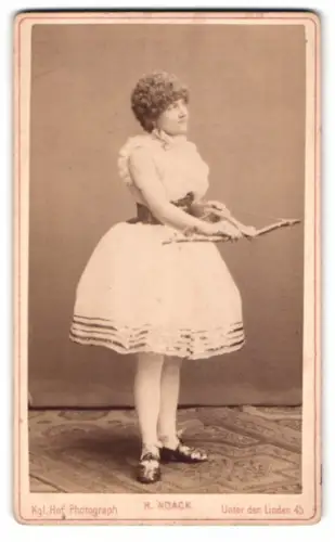 Fotografie H. Noack, Berlin, junge Frau als Amor mit Herzpfeil und Bogen zum Fasching