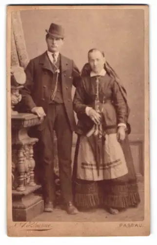 Fotografie August Ducrue, Passau, junges Paar im Trachtenkleid und im Anzug