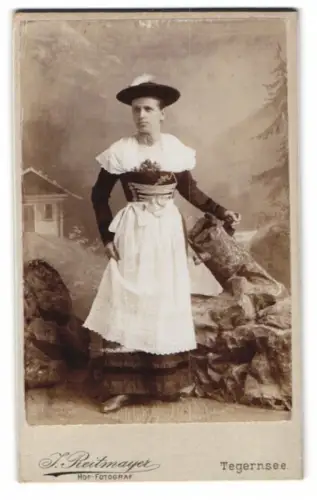 Fotografie J. Reitmayer, Tegernsee, junge Frau in bayerischer Tracht vor einer Studiokulisse