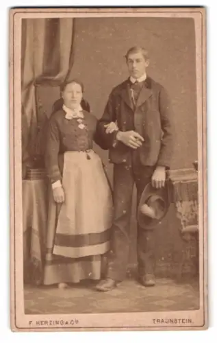 Fotografie F. Herzing & Cie., Traunstein, junges Paar in Tracht mit Hut