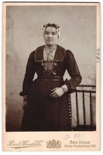 Fotografie R. v. d. Heuvel & Co., Den Haag, junge Niederländerin in Tracht