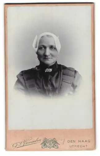 Fotografie C. J. L. Vermeulen, Den Haag, ältere Dame in niederländischer Tracht mit Haube