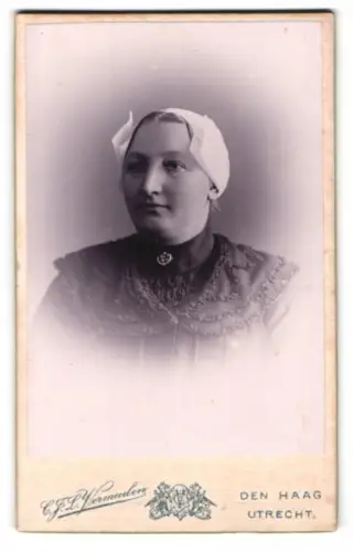 Fotografie C. J. L. Vermeulen, Den Haag, Niederländerin im Trachtenkleid mit Haube