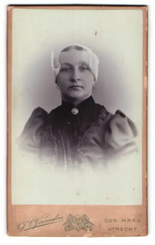 Fotografie C. J. L. Vermeulen, Den Haag, junge Niederländerin in Tracht